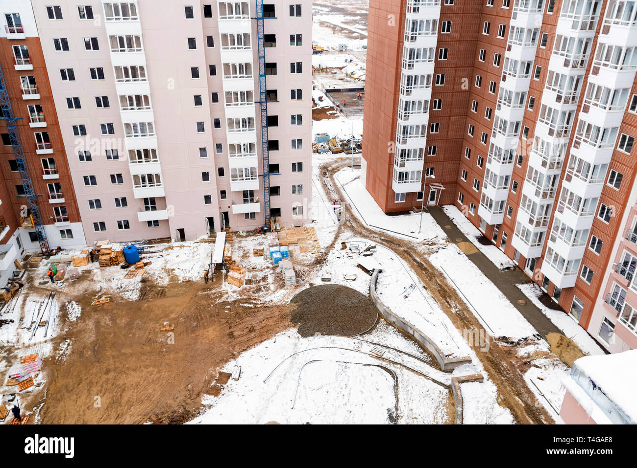 Ansicht von oben verschneite Baustelle mit neue Wohnung Gebäude Stockfoto Ansicht von oben verschneite Baustelle mit neue Wohnung Gebäude Stockfoto