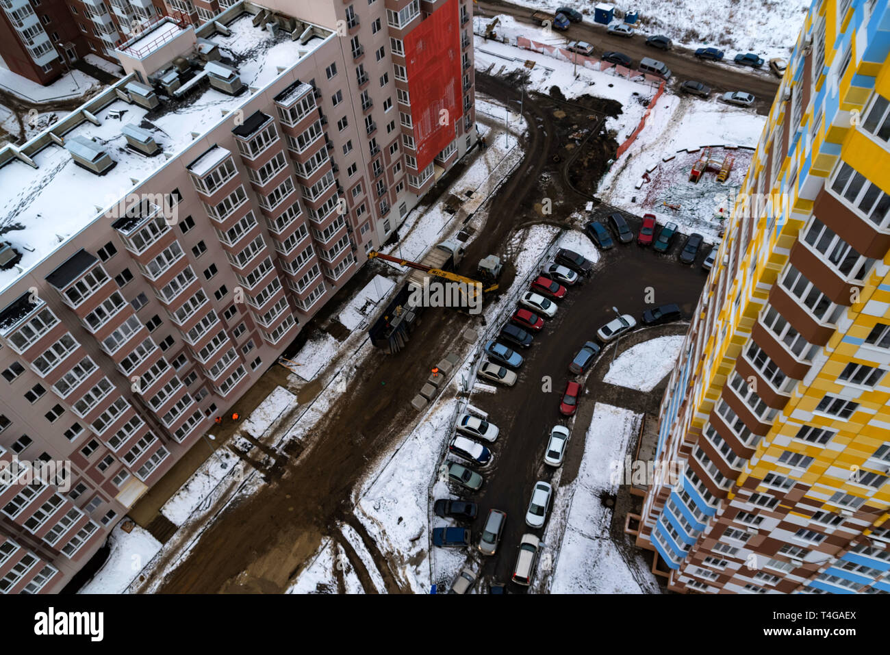 Ansicht von oben verschneite Baustelle mit neue Wohnung Gebäude Stockfoto Ansicht von oben verschneite Baustelle mit neue Wohnung Gebäude Stockfoto