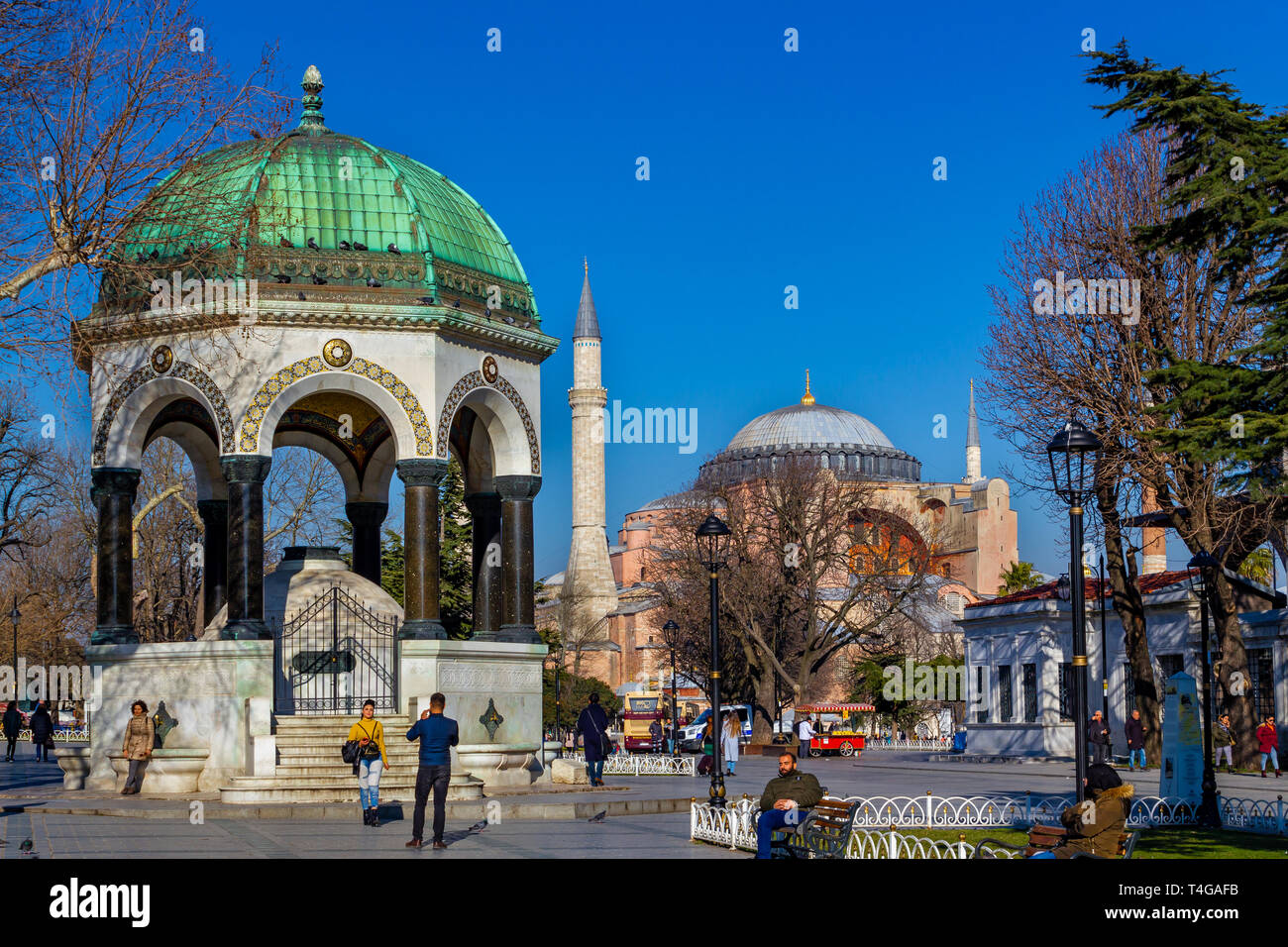 Sultanahmet, Istanbul/Türkei - 04. März 2019: Sultanahmet Platz, Deutscher Brunnen und Hagia Sophia Kirche. in Istanbul populer Reiseziel Stockfoto