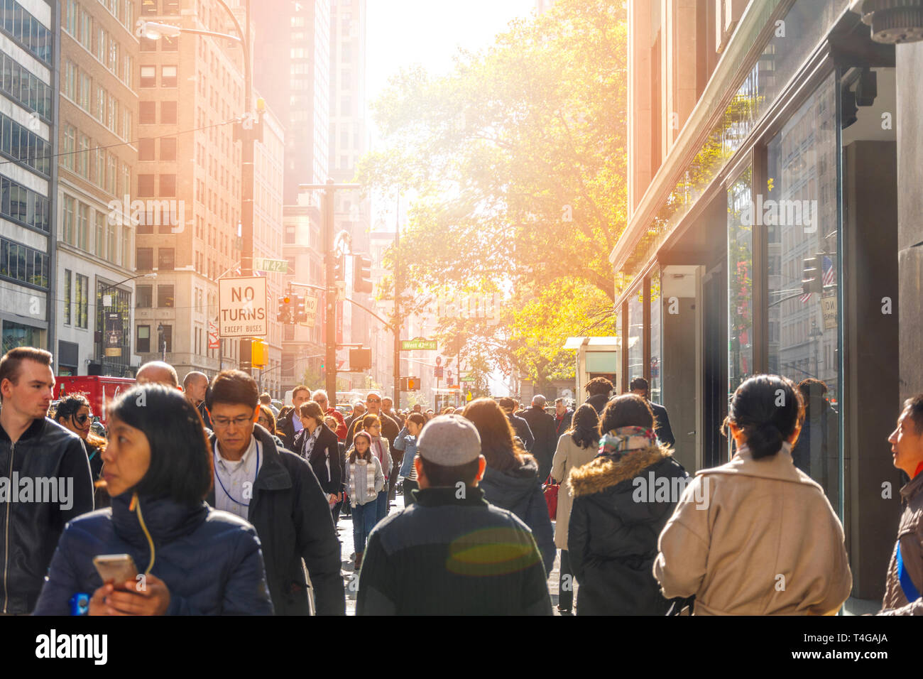 New York, USA, November 2016: Masse von Menschen zu Fuß entlang der Fifth Avenue an der Kreuzung von West 42nd Street in Manhattan, New York City Stockfoto