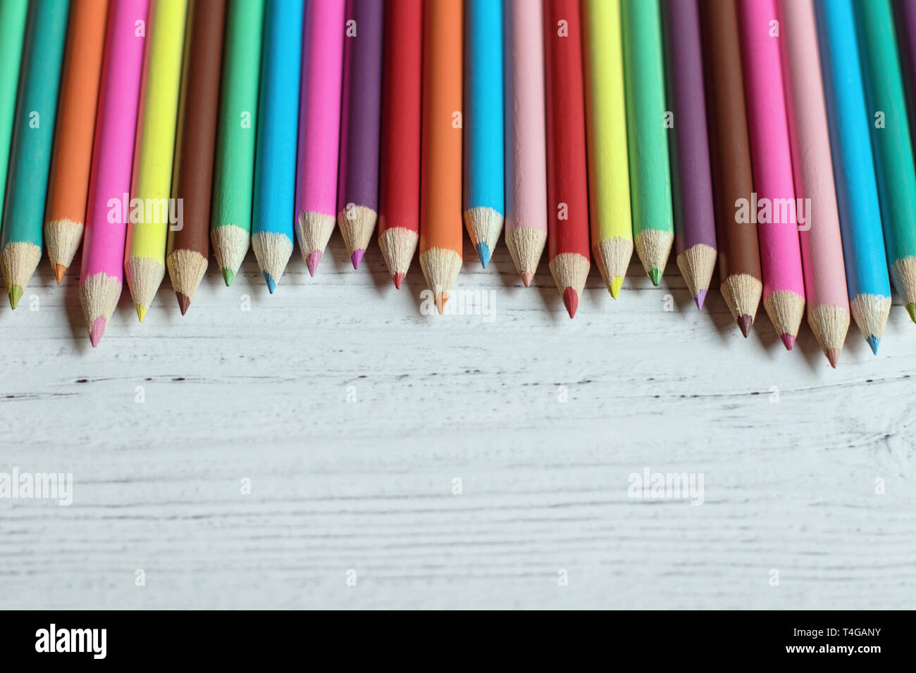 Buntstift Grenze auf einer hölzernen Hintergrund, mit Kopie Raum Stockfoto