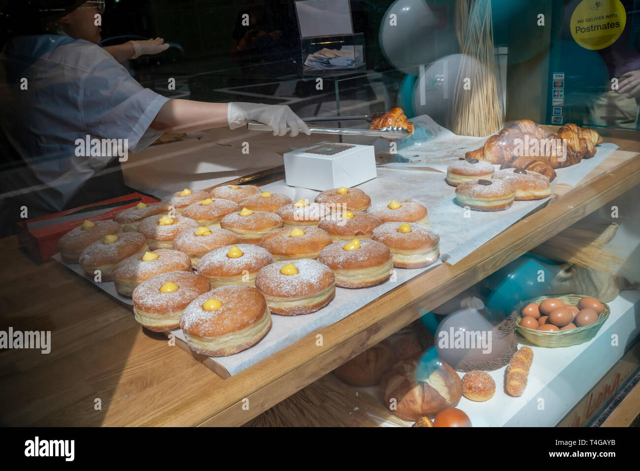 Backwaren im Fenster einer Bäckerei in New York am Sonntag, 14. April 2019. (© Richard B. Levine) Stockfoto Backwaren im Fenster einer Bäckerei in New York am Sonntag, 14. April 2019. (© Richard B. Levine) Stockfoto