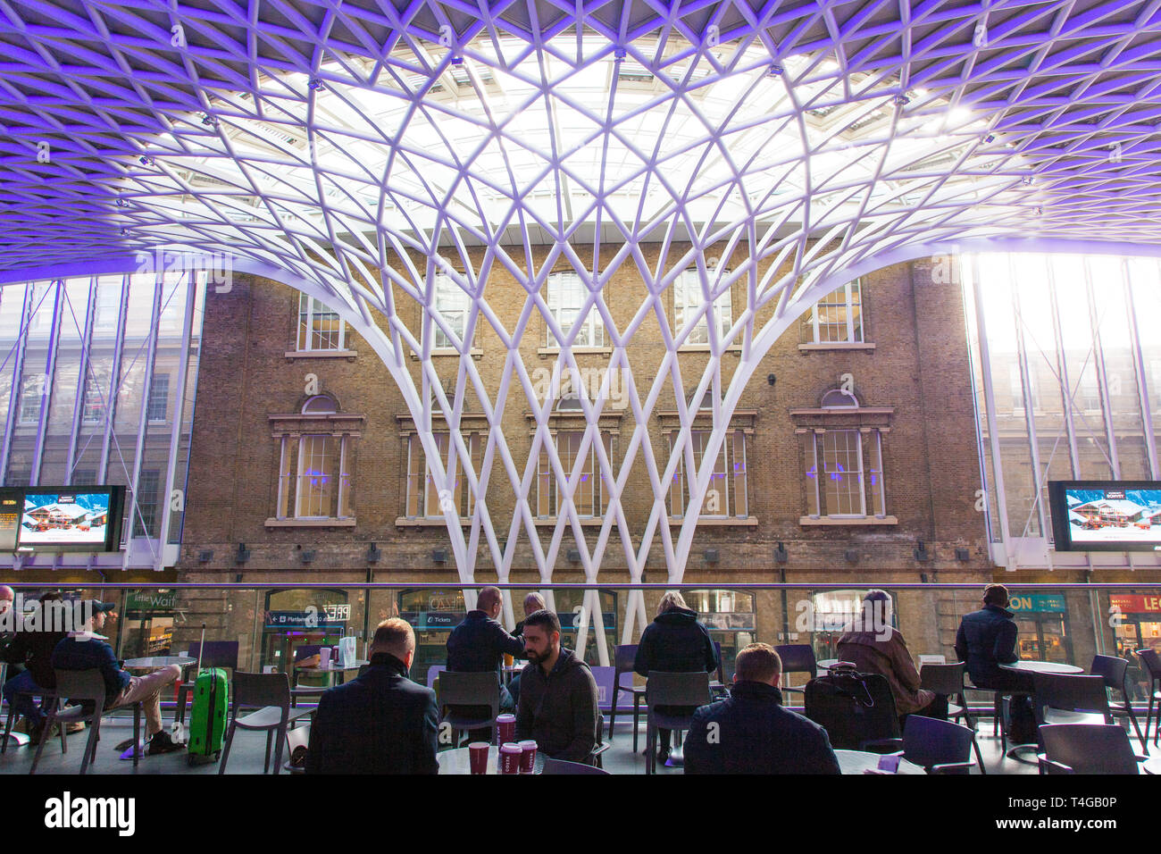 King's Cross Bahnhof, westlichen Bahnhofshalle von Architekten John McAslan & Partner, Kings Cross, London, England, Vereinigtes Königreich. Stockfoto
