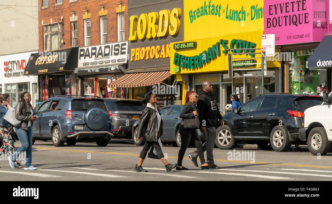 Shopping an der letzten Haltestelle, Flatbush Avenue, auf die Zahl 2 U-Bahnlinie, die Flatbush Nachbarschaft von Brooklyn in New York am Samstag, 13. April 2019. (Â© Richard B. Levine) Stockfoto