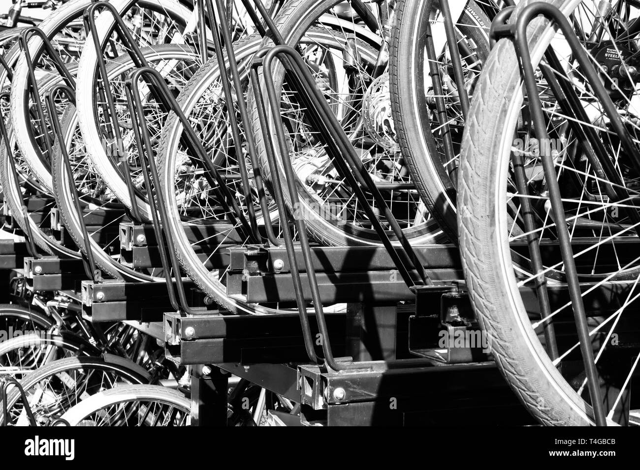 Amsterdam, Niederlande, April 2019; Fahrradraum in der Centraal Station. Stockfoto