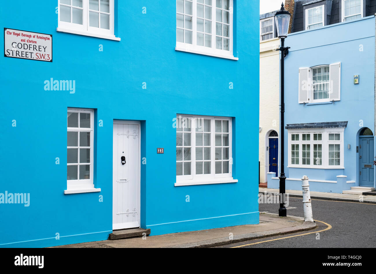 Blau bemalten Häusern in Godfrey Street, Chelsea, London, England Stockfoto