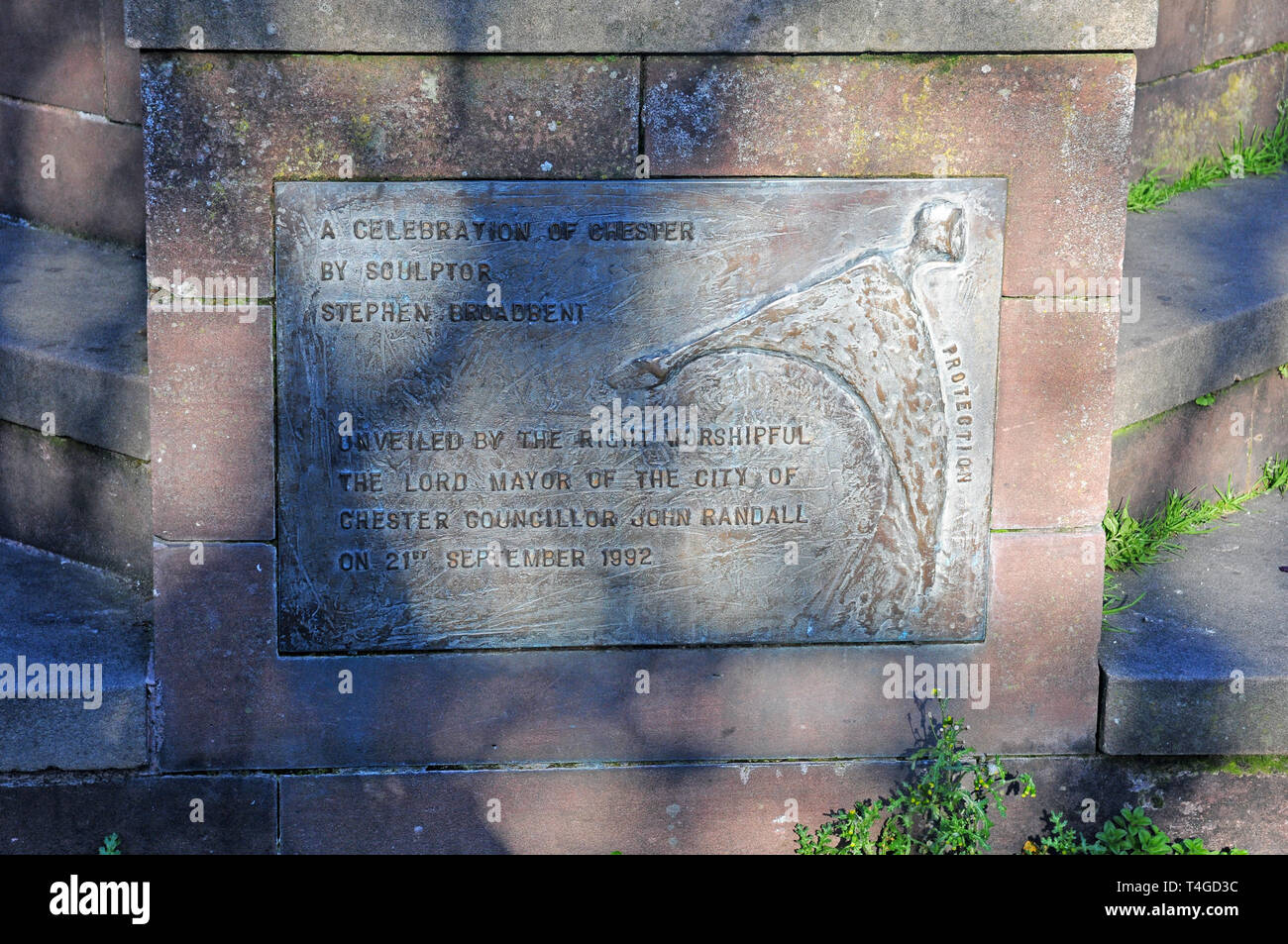 Bekanntmachung über die Basis der Skulptur. Chester. Für Skulptur von Stephen Broadbent. Feier von Chester Stockfoto