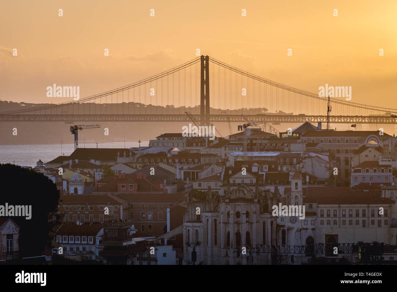 Sonnenuntergang gesehen von miradouro Sophia de Mello Breyner Andresen auch als Aussichtspunkt Miradouro Da Graca in Lissabon, Portugal, bekannt Stockfoto