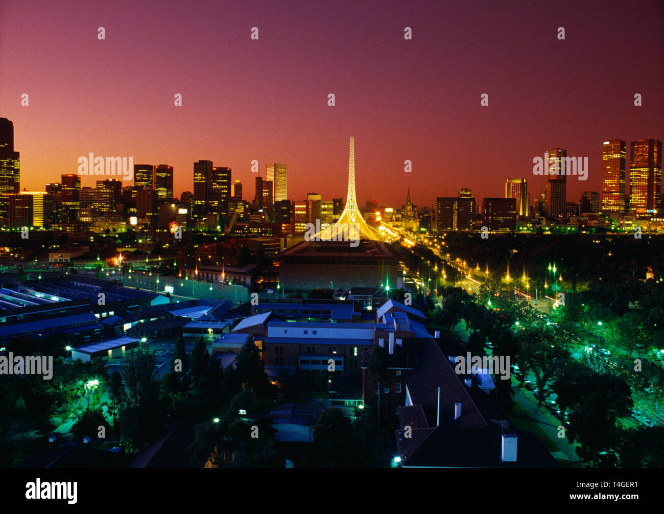 Australien. Melbourne. Blick auf die Stadt bei Sonnenuntergang mit Arts Center Turm. Stockfoto