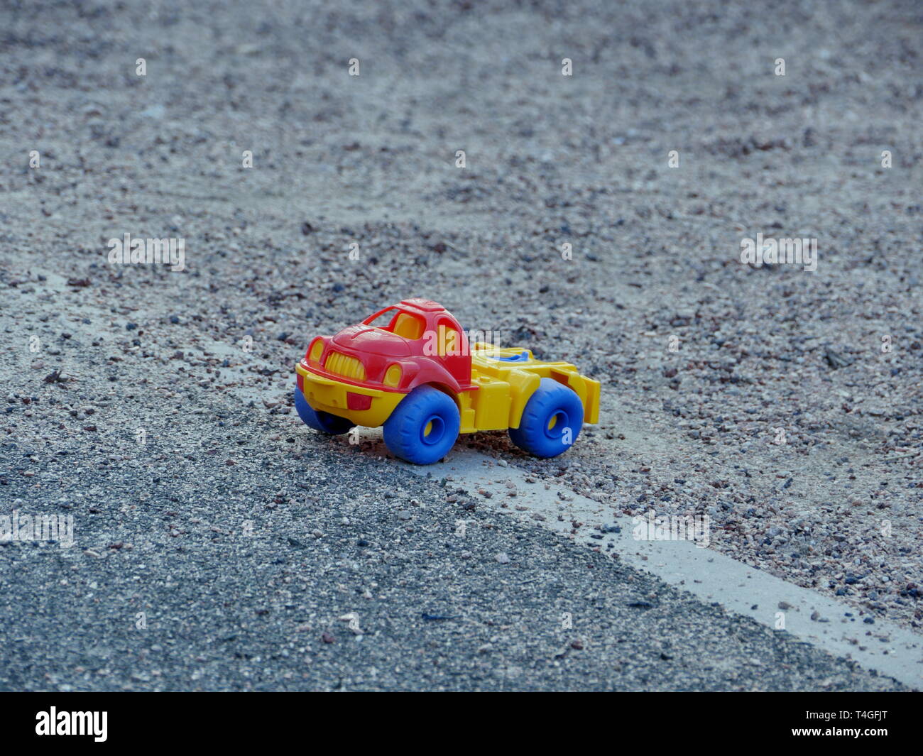Bunte plastik Spielzeug-LKW im Straßenverkehr Stockfoto