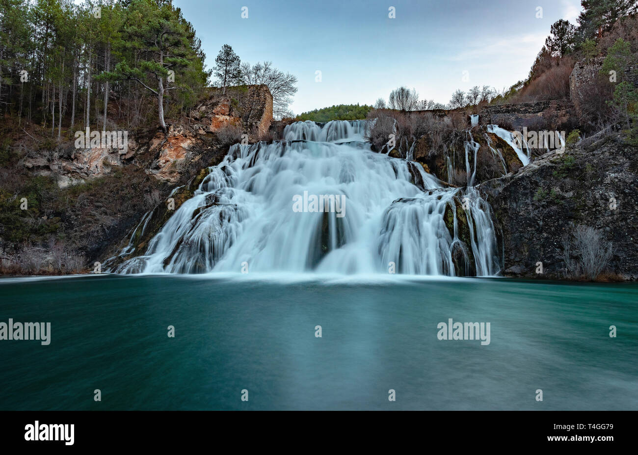 Wasserfall mit einer langen Belichtungszeit in Springen der Poveda, Guadalajara, Spanien. Stockfoto