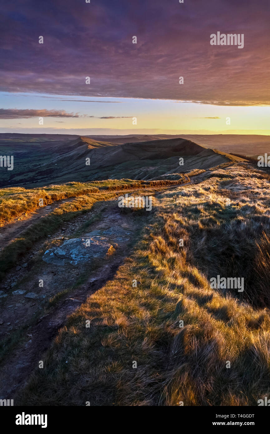 Sonnenaufgang von Rushup Edge gegen Mam Tor, Morley und der Großen Ridge, Nationalpark Peak District, Derbyshire, England Stockfoto