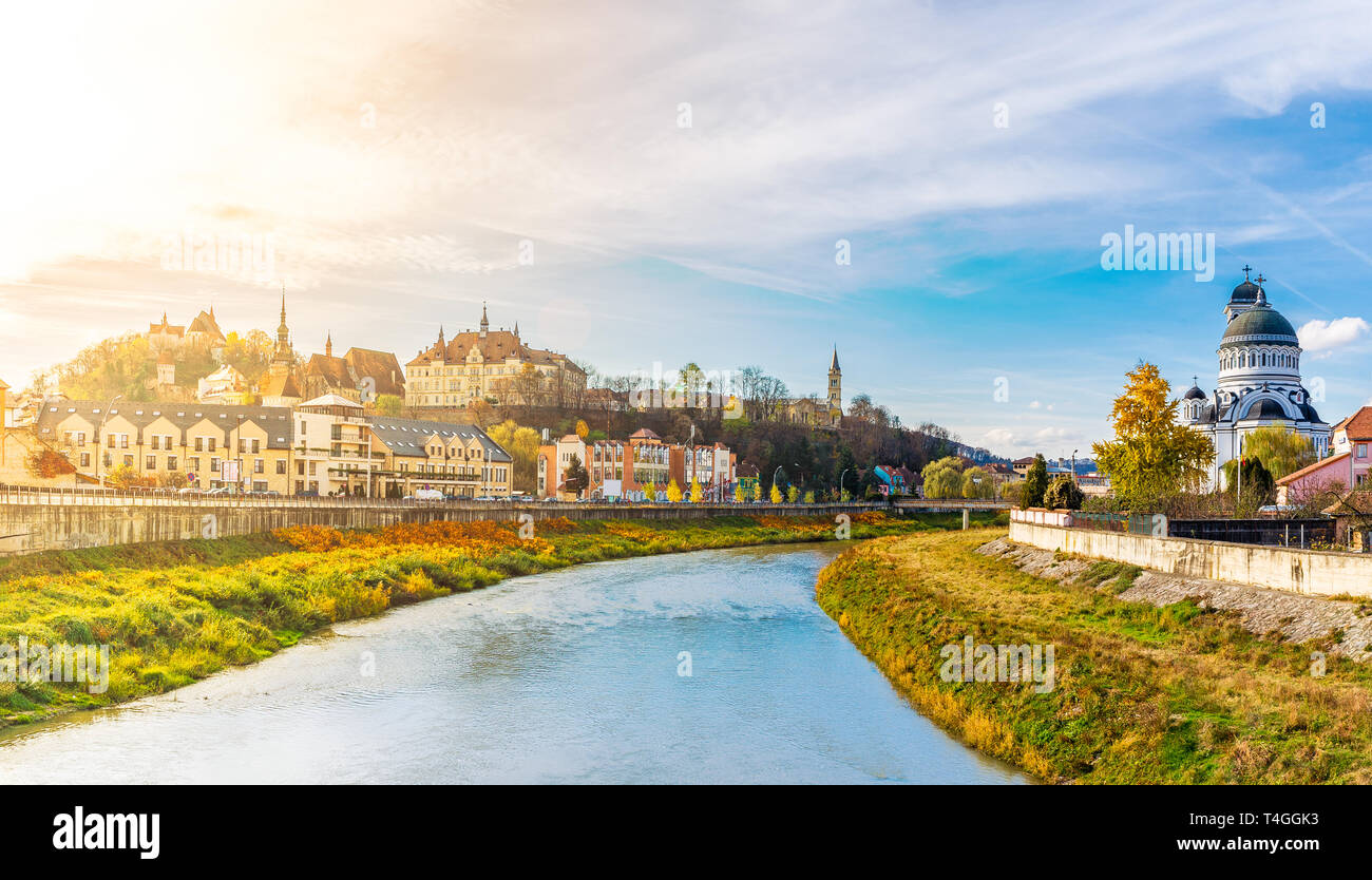 Landschaft mit Tarnava Mare Fluss und die mittelalterliche Festung Sighisoara, Siebenbürgen, Rumänien Stockfoto