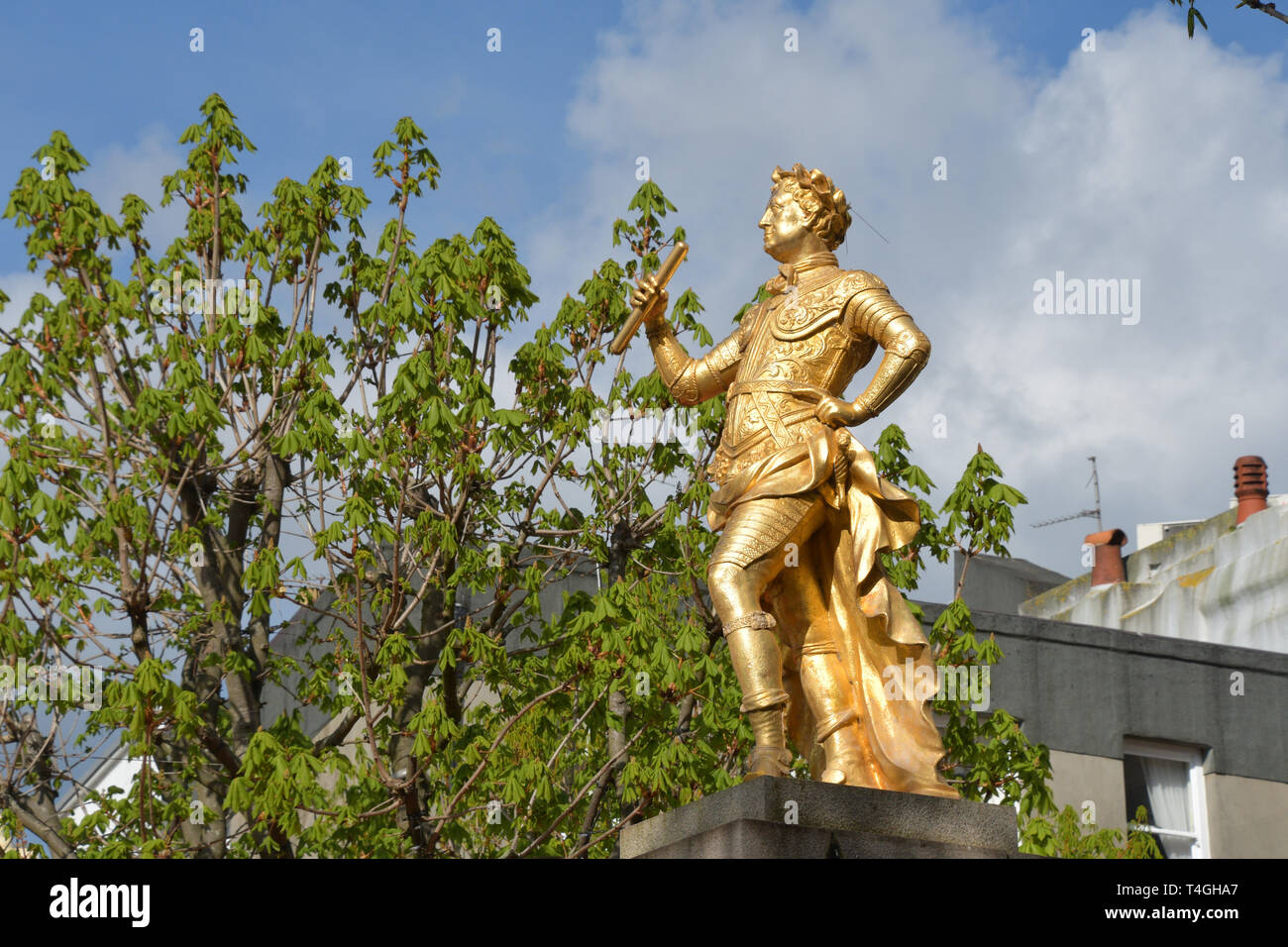 Statue von Georg II. in der Römischen Kleid, hat ein anerkannter Teil des St Helier Royal Square geworden, von den Staaten Gebäude übersehen., Jersey, Channel Island Stockfoto