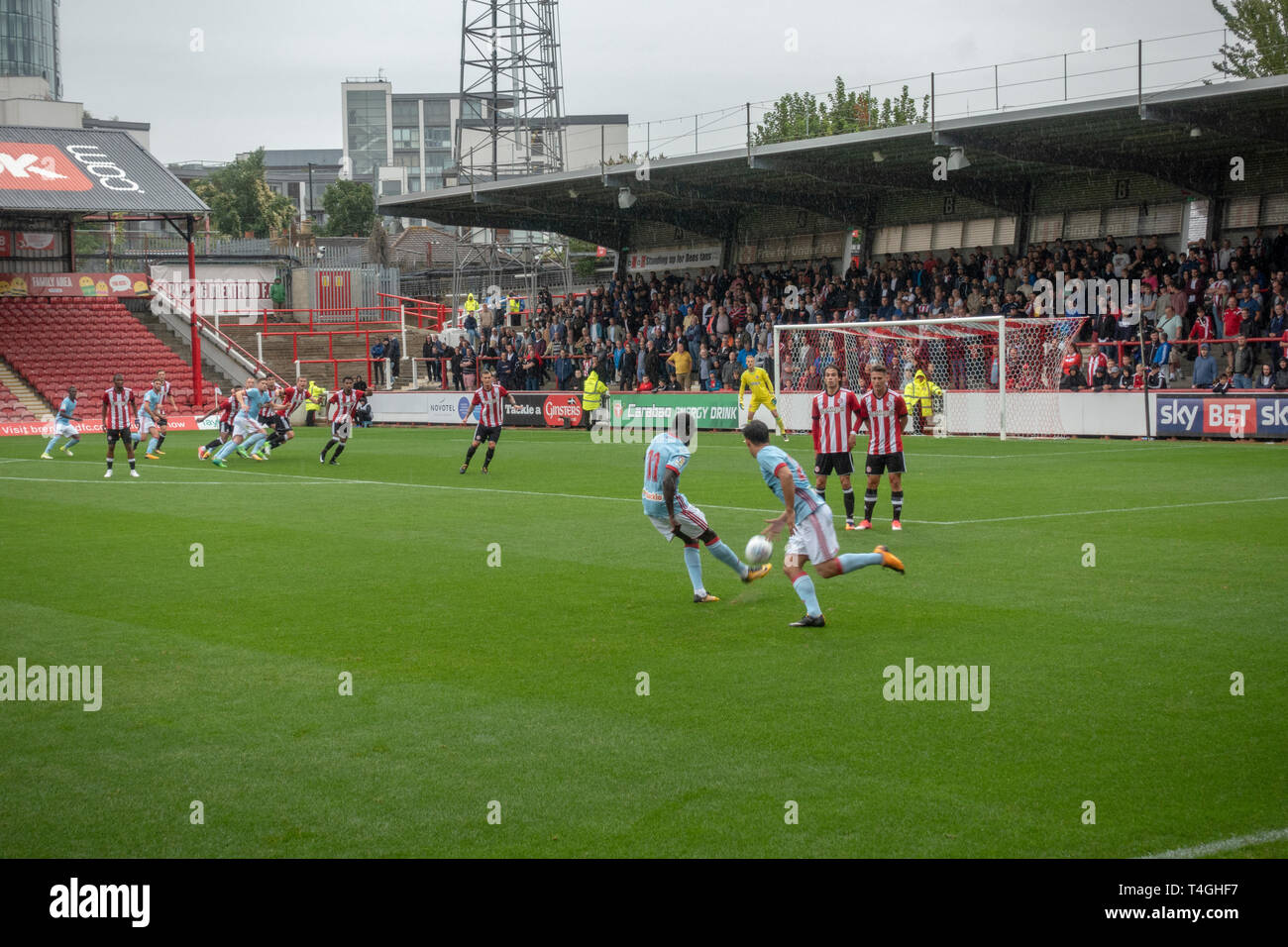 Ein Freistoß in der Vorsaison freundliches Spiel zwischen Celta Vigo und Brentford bei Griffin Park, Brentford, London, UK. Stockfoto