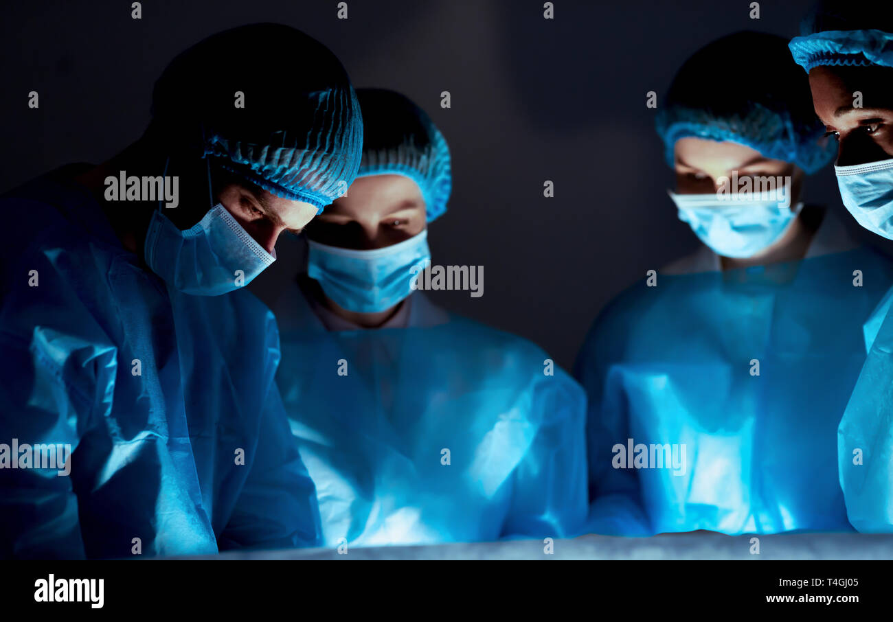 Team von professionellen Chirurgen bei Operationen im Krankenhaus Stockfoto