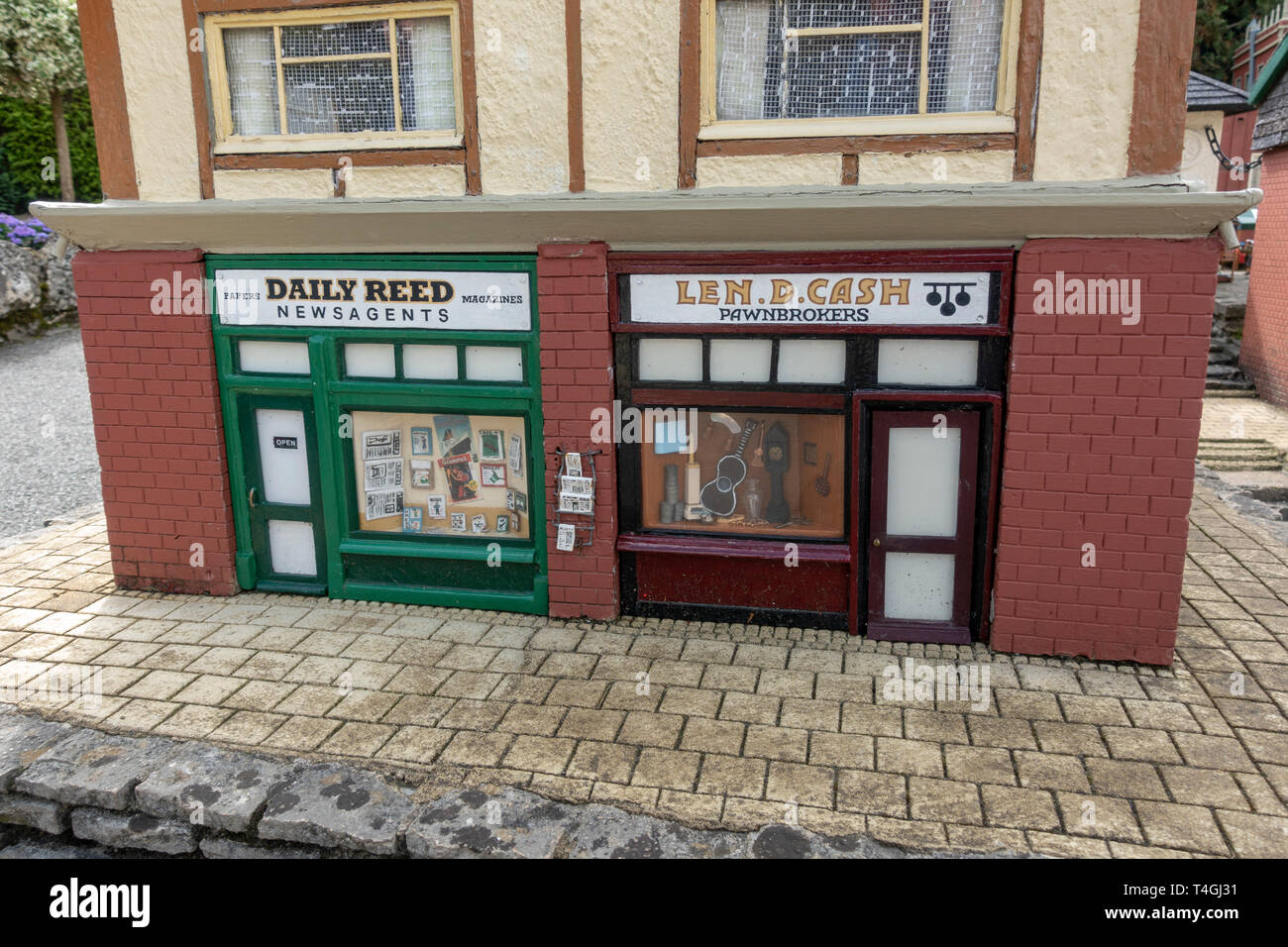 Amüsante shop Namen (Täglich Lesen Zeitungsladen, Len D Cash pfandleiher) im Bekonscot Model Village, Beaconsfield, Buckinghamshire, Großbritannien Stockfoto