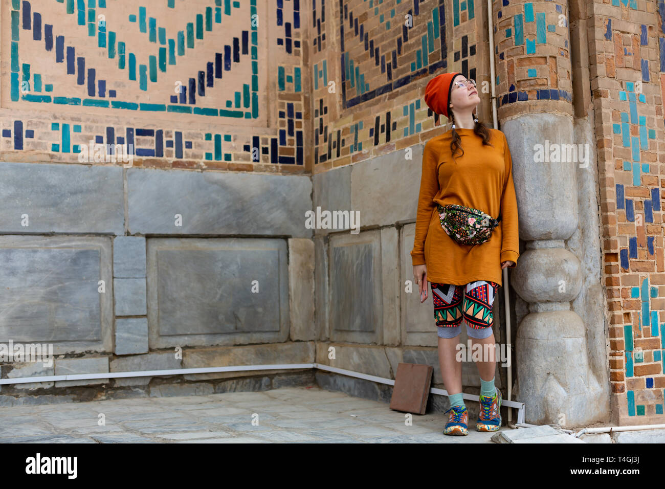 Touristische Mädchen Wanderungen zu Sehenswürdigkeiten von Samarkand, Usbekistan Stockfoto