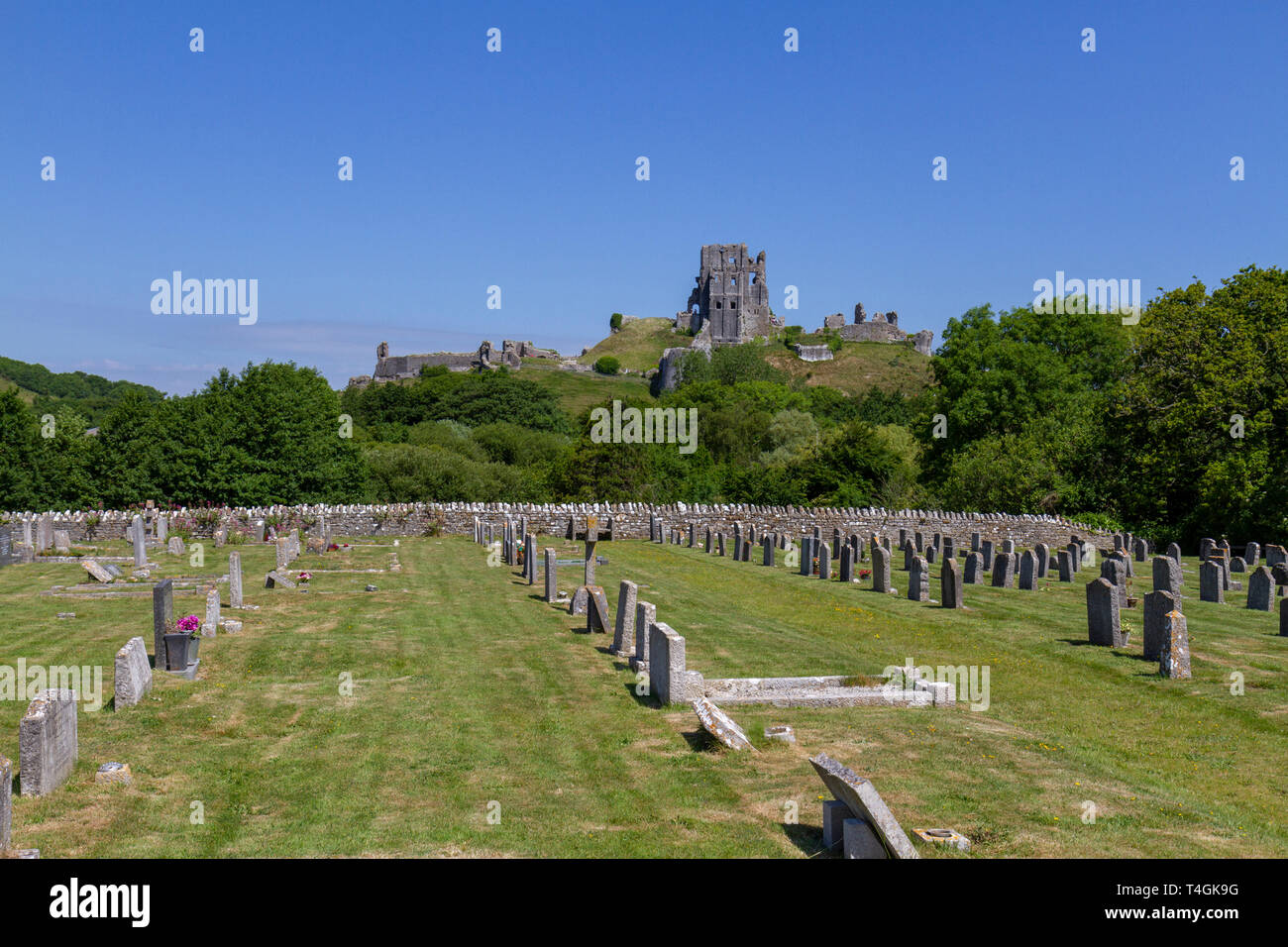 Corfe Castle, Dorset, Großbritannien, North West über Gottes Morgen-kirchhof am südlichen Profil der Burg. Stockfoto