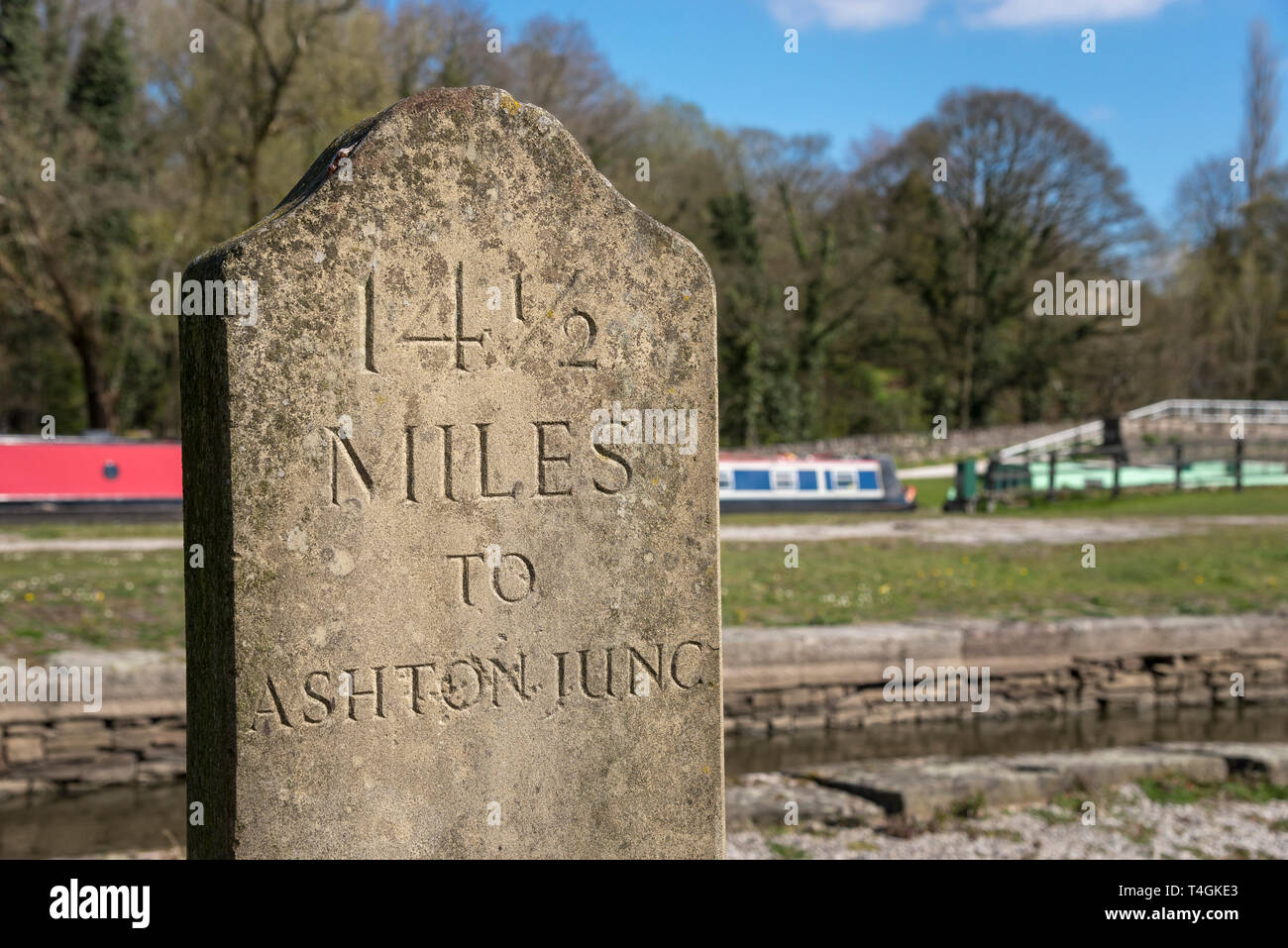 Stein Wegweiser zu Ashton Kreuzung auf dem Gipfel Wald Canal an Bugsworth Becken, Whaley Bridge, Derbyshire, England. Stockfoto