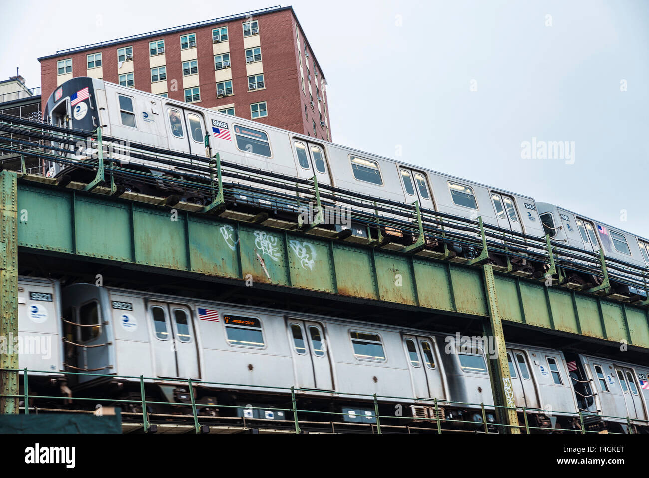 Zwei Züge in Bewegung auf der West Eighth Street New York Aquarium