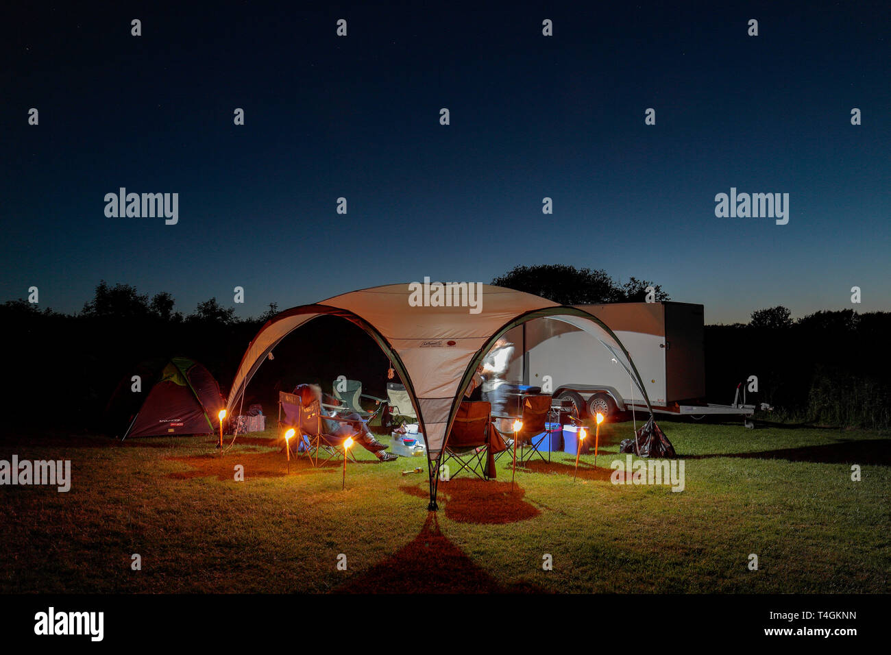 Am Abend Foto einer Gruppe Camping in Dorset, Großbritannien. Stockfoto