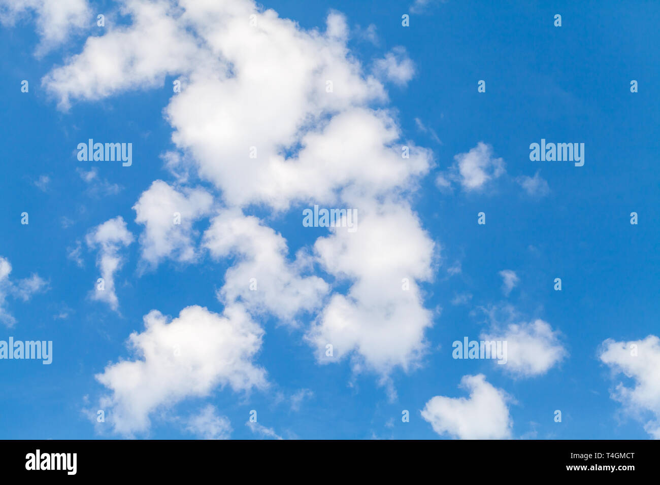 Weiße Wolken am blauen Himmel, natürlichen Hintergrundfoto Stockfoto