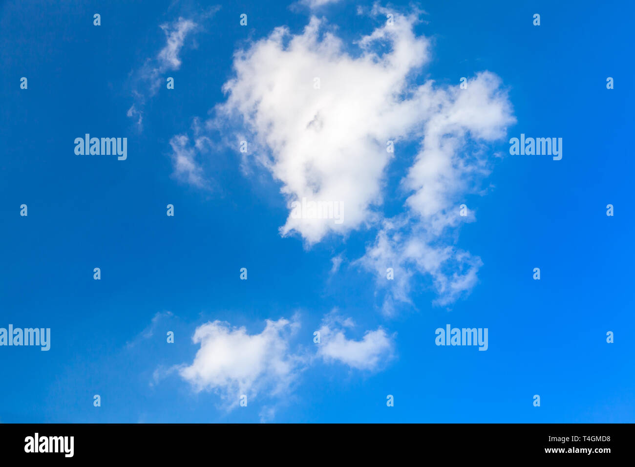 Weiße Wolken, kleine Ausbildung in den blauen Himmel tagsüber, natürlichen Hintergrund Foto Stockfoto