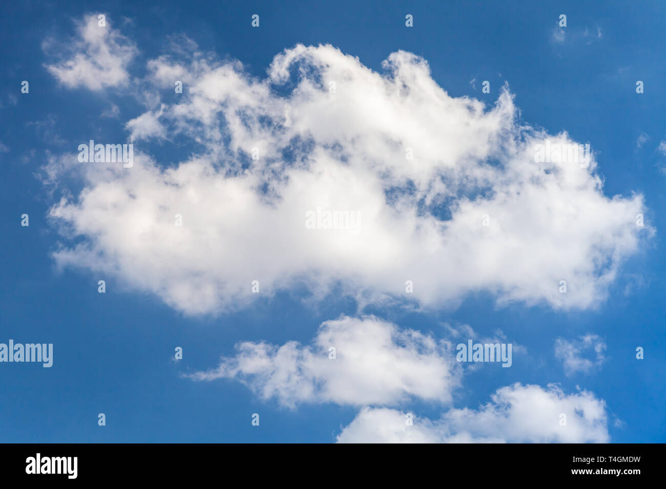 Weiße Wolken im blauen Himmel tagsüber, natürlichen Hintergrund Foto Stockfoto