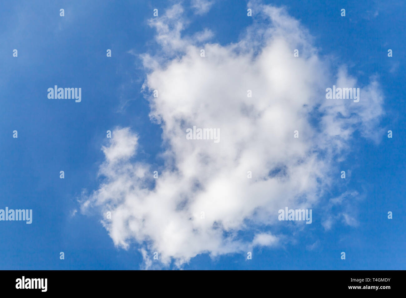 Weiße Wolke im blauen Himmel bei Tag, natürliche Hintergrund Foto Stockfoto
