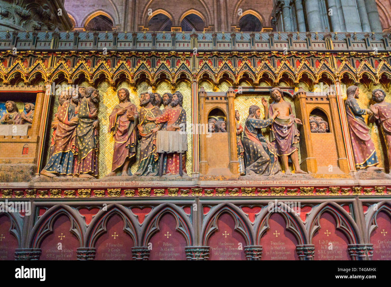 Interieur Skulpturen aus Holz, die Szenen des Christentums Geschichte, in Notre Dame de Paris Kathedrale vor 2019 Feuer Stockfoto