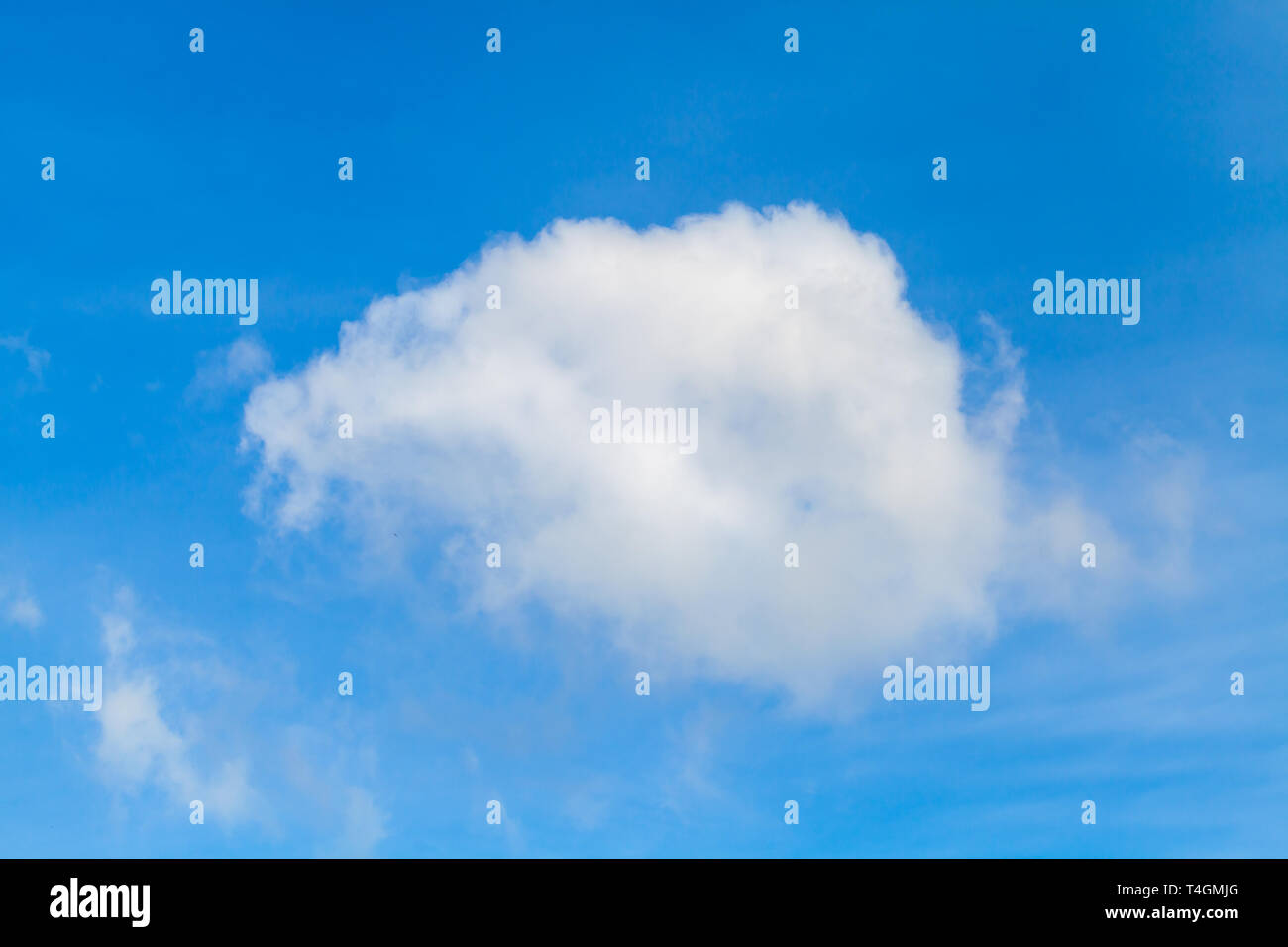 Weiße Wolke im blauen Himmel tagsüber, natürlichen Hintergrund Foto Stockfoto
