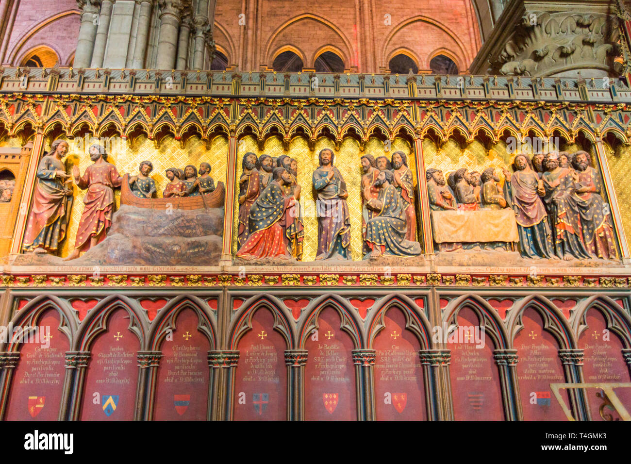 Interieur Skulpturen aus Holz, die Szenen des Christentums Geschichte, in Notre Dame de Paris Kathedrale vor 2019 Feuer Stockfoto