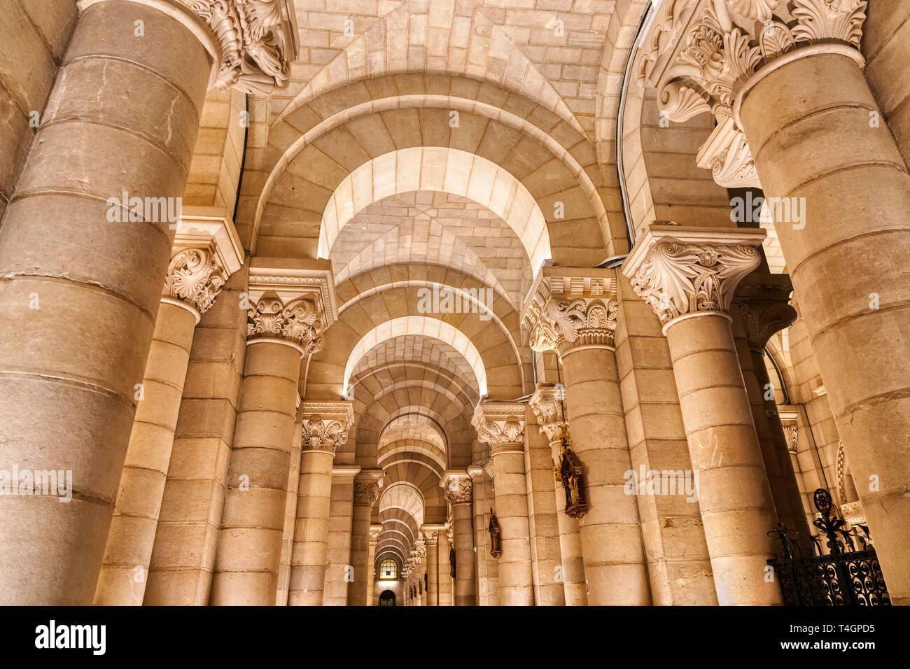 MADRID, Spanien - März 23,2019: Abstrakte Weitwinkelansicht Decke, Bögen und Säulen einer alten Kirche Innenraum in Madrid, Spanien Stockfoto