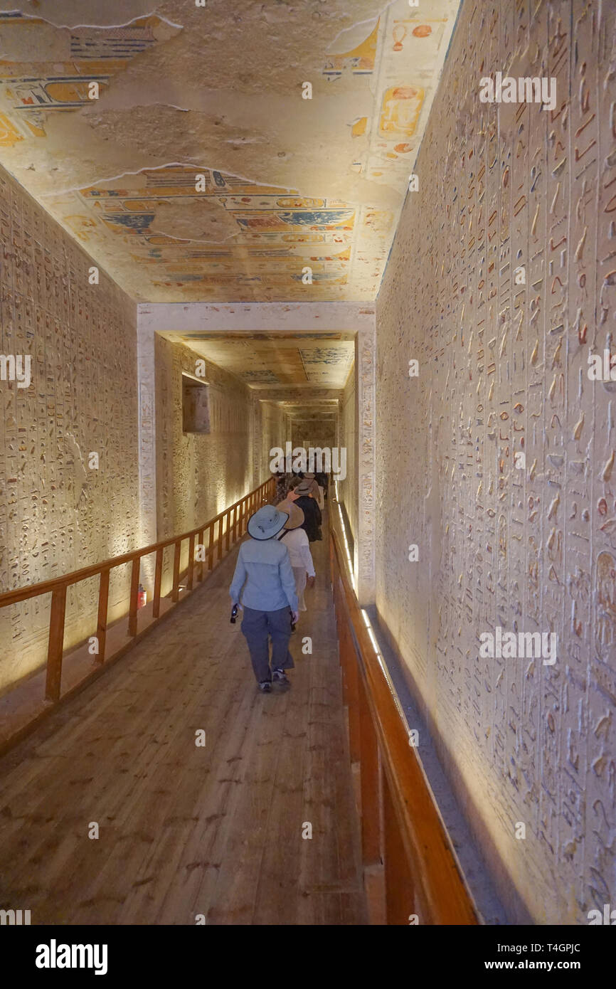 Luxor, Ägypten: Touristen besuchen Grab KV 2, der Grabstätte des Pharaos Ramses IV. im Tal der Könige, auf der West Bank von den Nil. Stockfoto