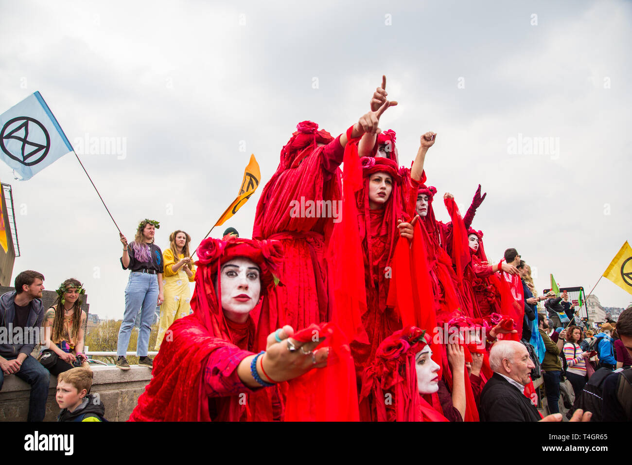 London UK 16 Apr 2019 Demonstranten an einer Blockade auf der Waterloo Bridge in der zweiten Tag des Protestes vom Aussterben Rebellion Gruppe. Stockfoto