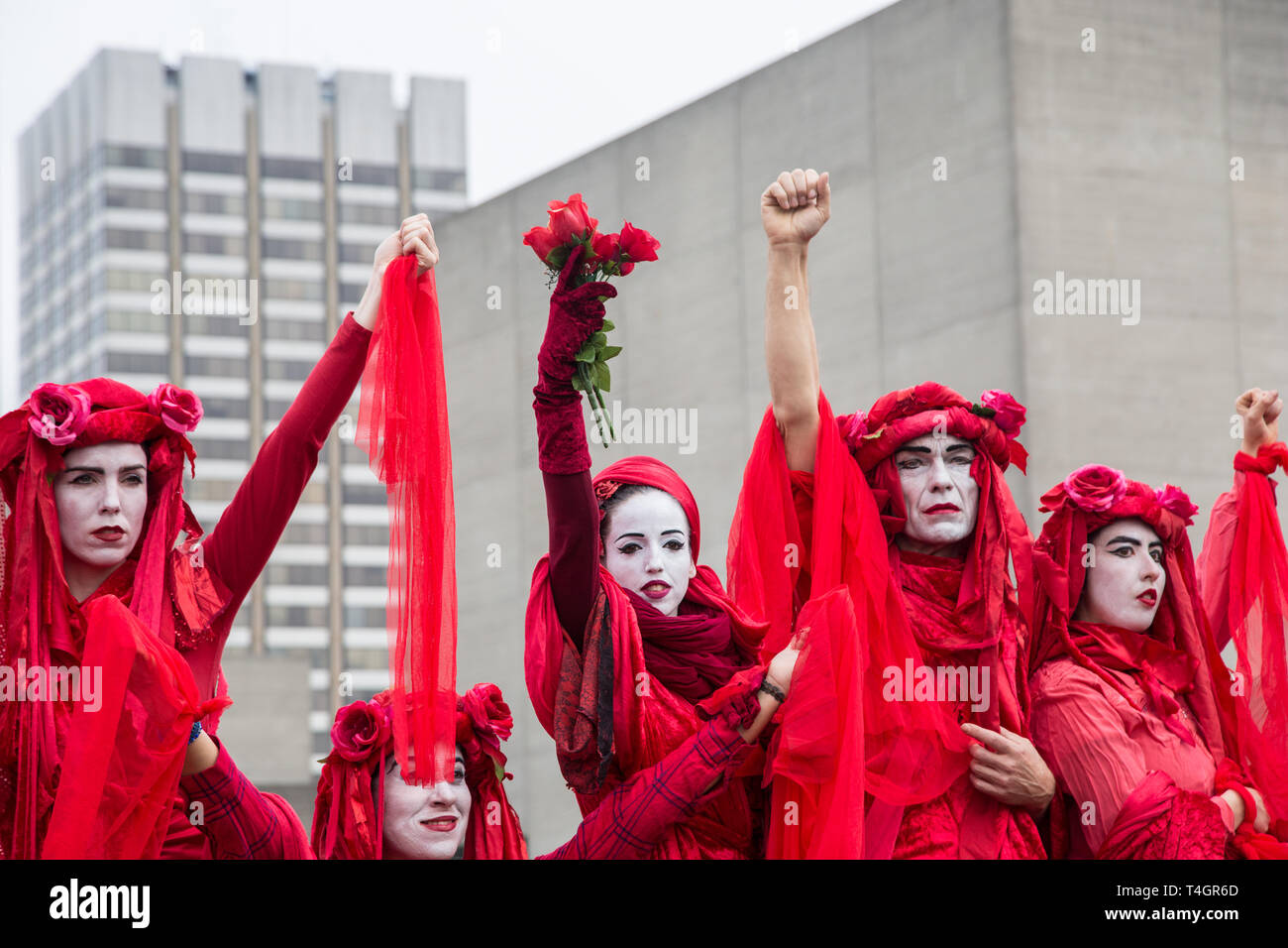 London UK 16 Apr 2019 Demonstranten an einer Blockade auf der Waterloo Bridge in der zweiten Tag des Protestes vom Aussterben Rebellion Gruppe. Stockfoto