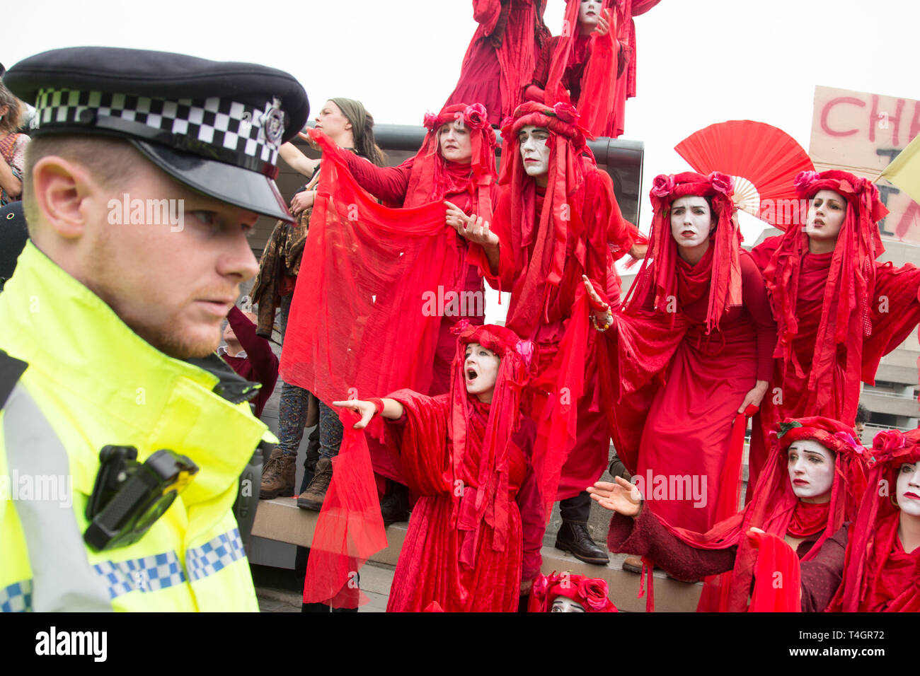 London UK 16 Apr 2019 Polizei vorbei an Demonstranten an einer Blockade auf der Waterloo Bridge in der zweiten Tag des Protestes vom Aussterben Rebellion. Stockfoto