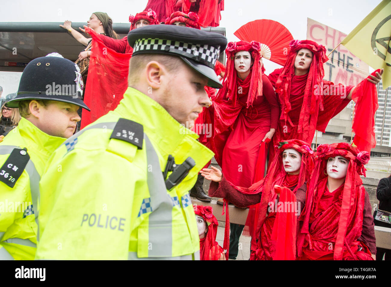 London UK 16 Apr 2019 Polizei vorbei an Demonstranten an einer Blockade auf der Waterloo Bridge in der zweiten Tag des Protestes vom Aussterben Rebellion. Stockfoto