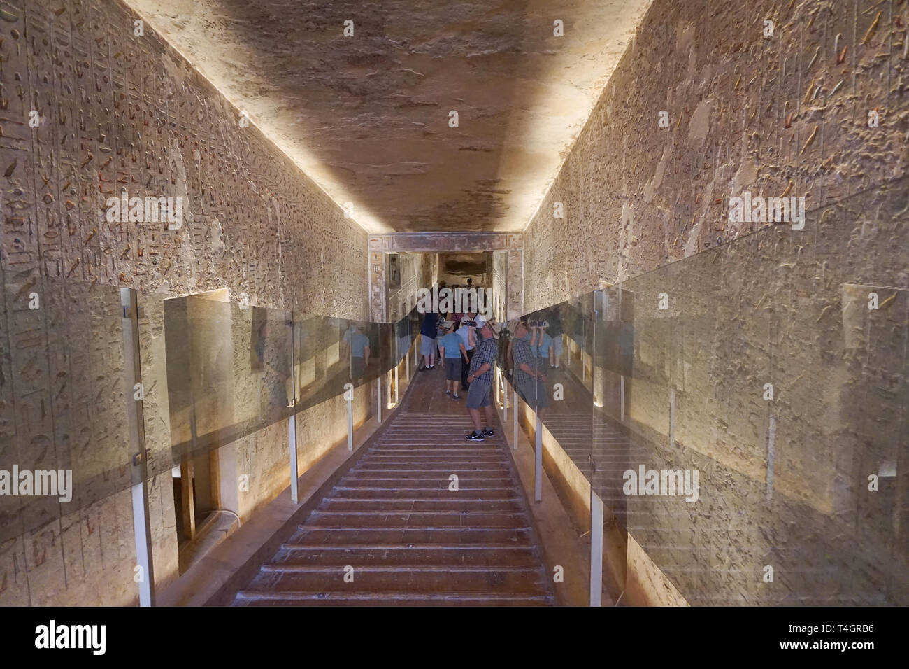 Luxor, Ägypten: Touristen besuchen das Grab KV11, das Grab des Pharao Ramses III. im Tal der Könige am Westufer des Nils. Stockfoto