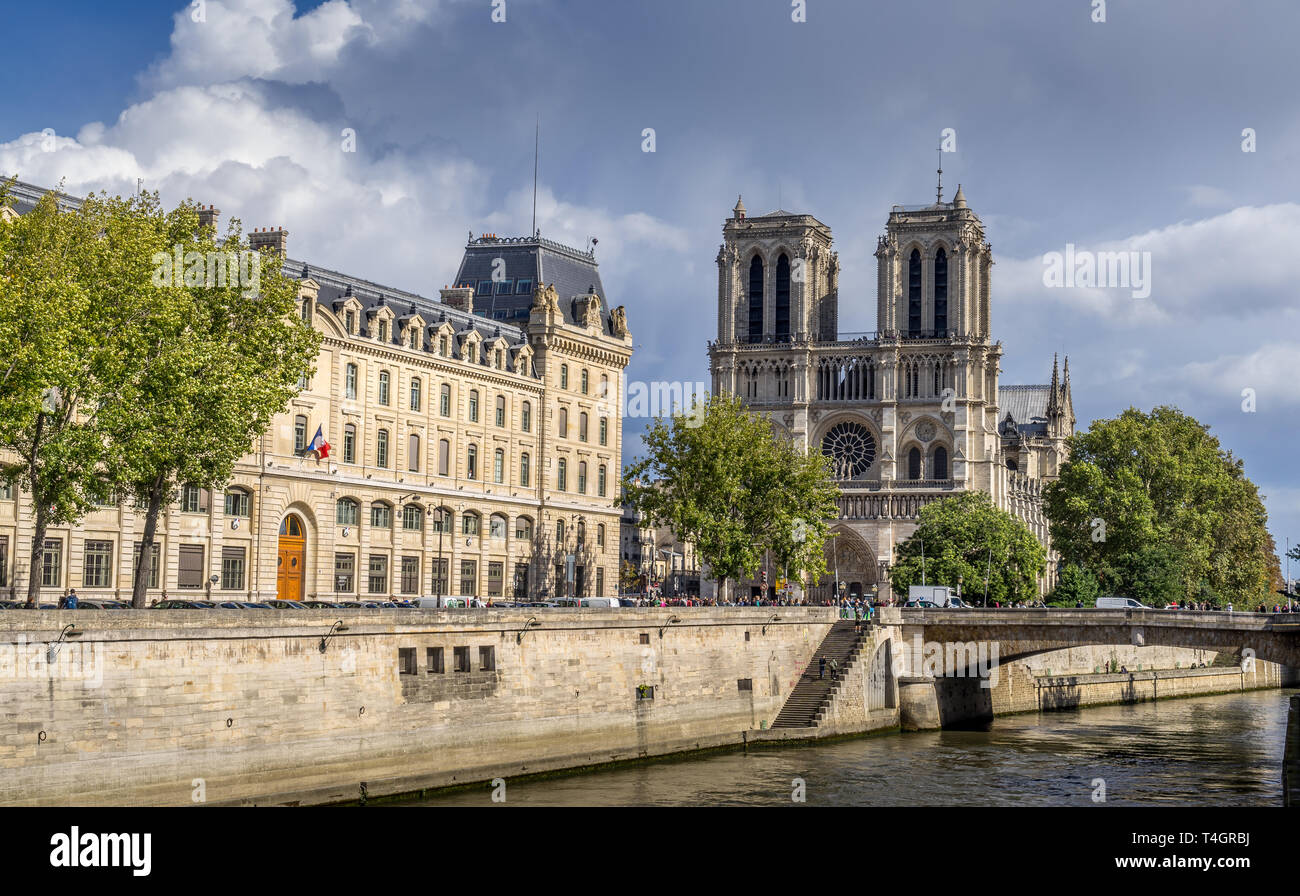 PARIS, FRANKREICH, Sept 14, 2017 Notre Dame de Paris, mittelalterliche katholische Kathedrale in Paris, Frankreich. Eines der bekanntesten Gebäude der Kirche in der Welt. Stockfoto