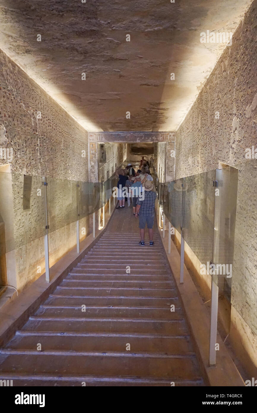 Luxor, Ägypten: Touristen besuchen das Grab KV11, das Grab des Pharao Ramses III. im Tal der Könige am Westufer des Nils. Stockfoto
