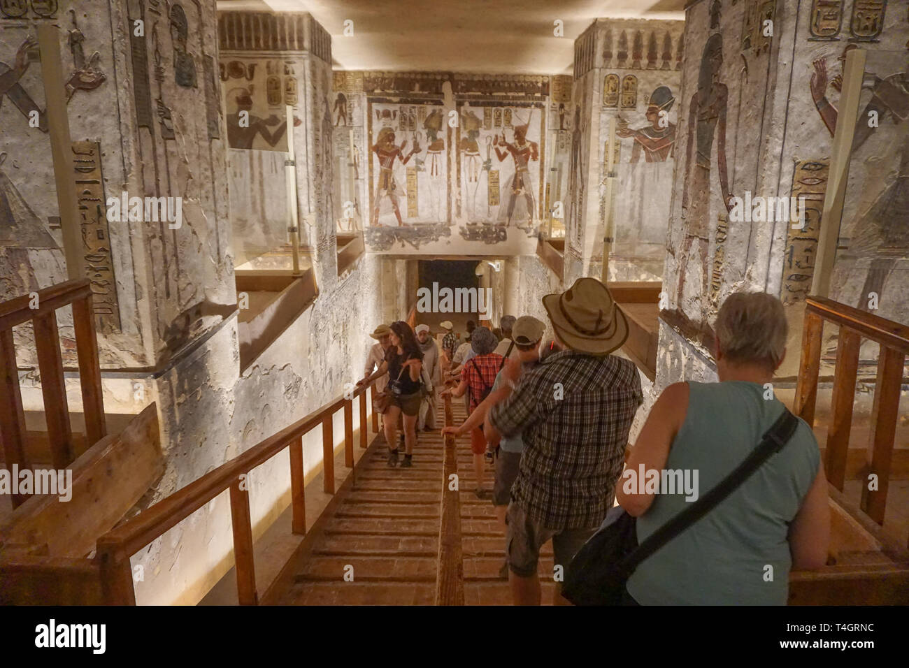 Luxor, Ägypten: Touristen besuchen das Grab des Pharao Ramses IX im Tal der Könige am Westufer des Nils. Stockfoto