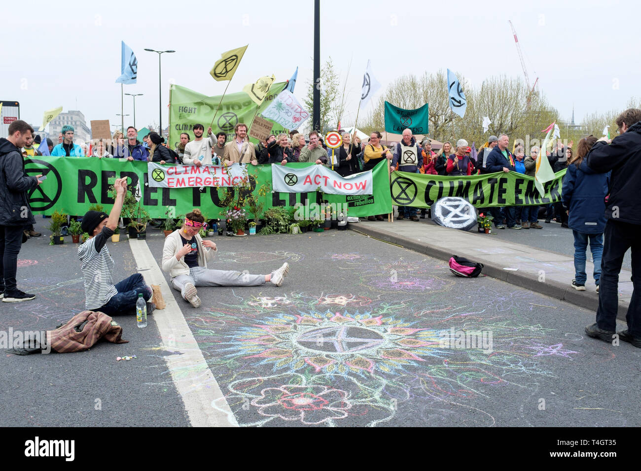 Extinction Rebellion Aktivisten besetzen Waterloo Bridge im April 2019. London, Großbritannien. Stockfoto