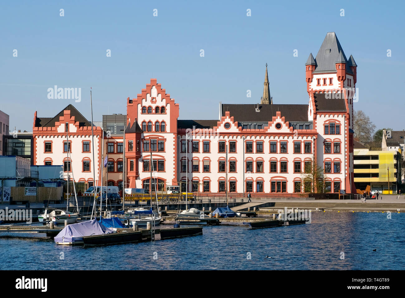 Dortmund, Deutschland: ehemalige Verwaltungsgebäude' Hoerde Hoerder Burg' (Schloss) auf dem künstlich geschaffenen See Phoenix (phoenixsee) auf dem Gelände eines ehemaligen Stahlwerks. Stockfoto