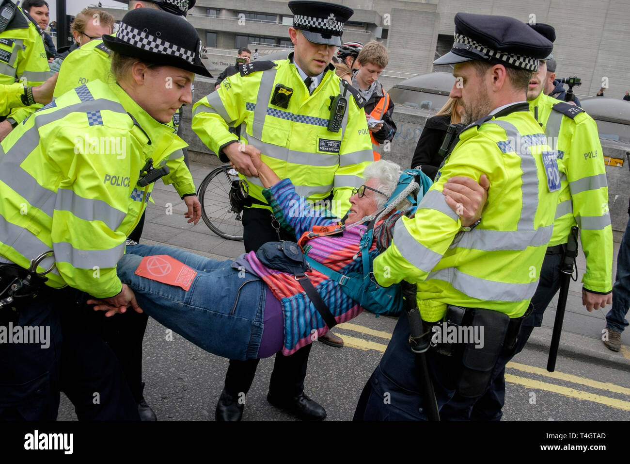 Aussterben Rebellion Umweltaktivisten besetzen Waterloo Bridge, London. Die Metropolitan Police Officers Verhaftung eines älteren weiblichen Demonstrator. Stockfoto