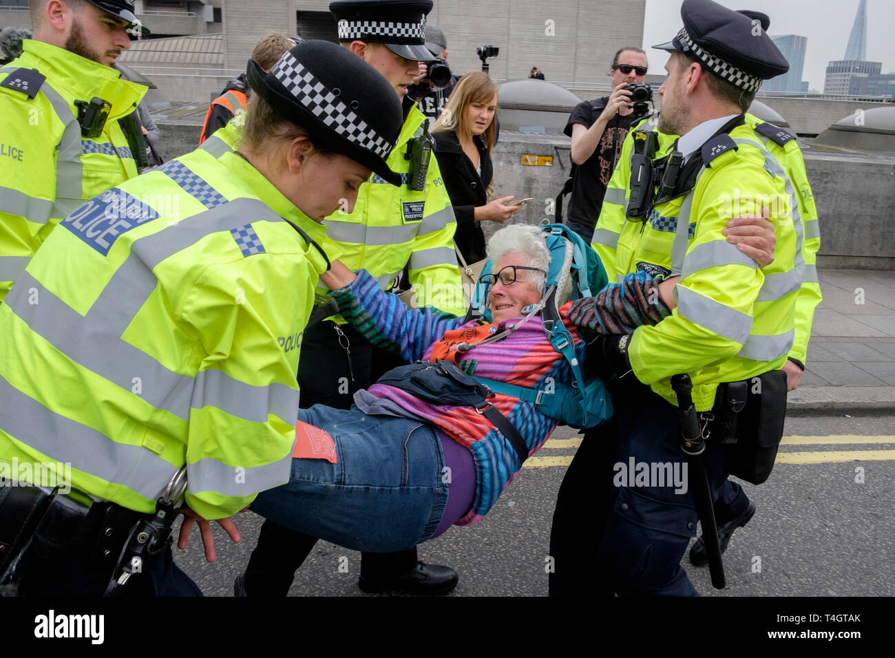 Aussterben Rebellion Umweltaktivisten besetzen Waterloo Bridge, London. Die Metropolitan Police Officers Verhaftung eines älteren weiblichen Demonstrator. Stockfoto
