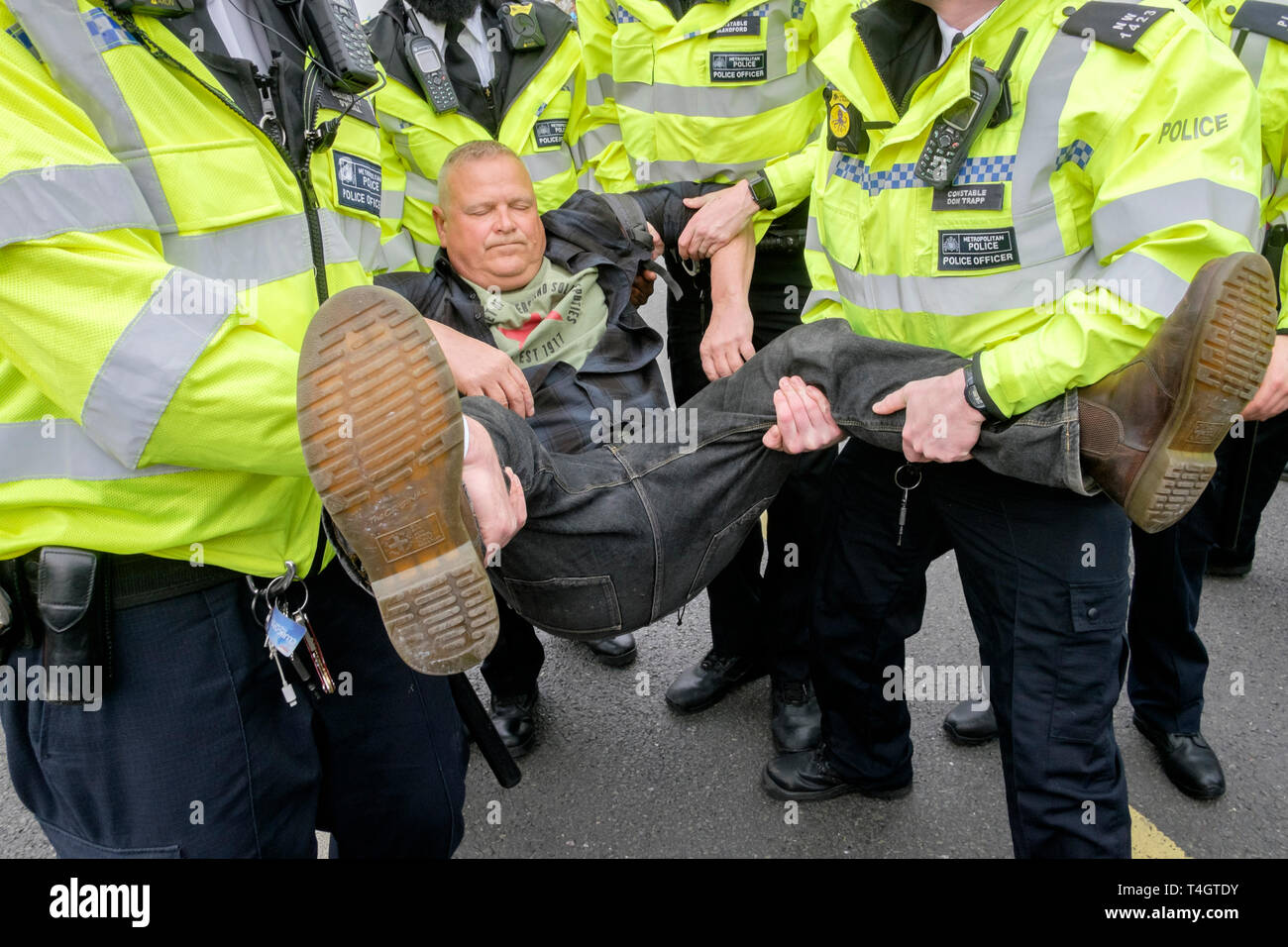 Aussterben Rebellion Umweltaktivisten besetzen Waterloo Bridge, London. Die Metropolitan Police Officers Verhaftung ein männlicher Demonstrator. Stockfoto