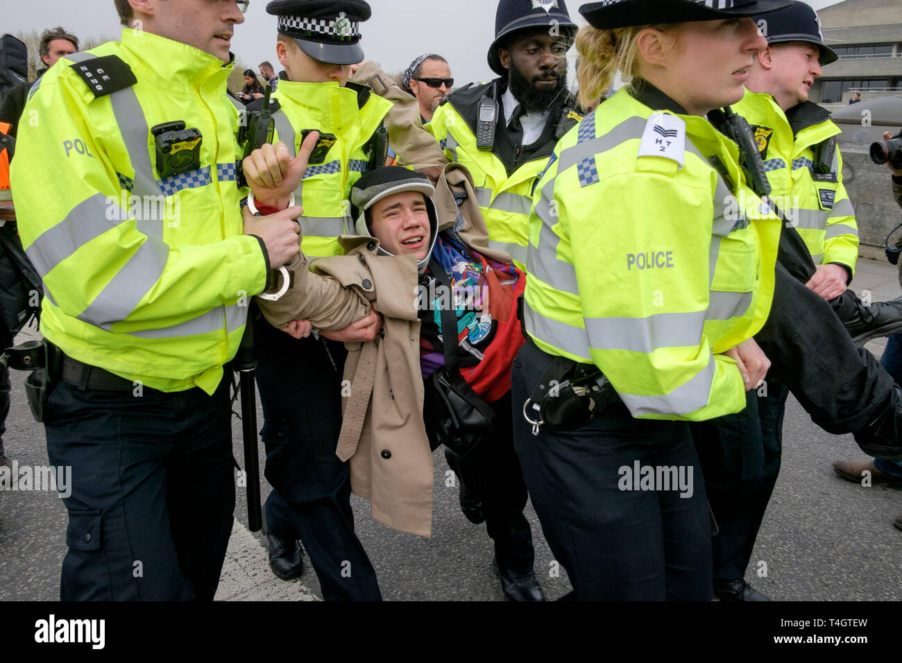Aussterben Rebellion Umweltaktivisten besetzen Waterloo Bridge, London. Die Metropolitan Police Officers Verhaftung ein männlicher Demonstrator. Stockfoto