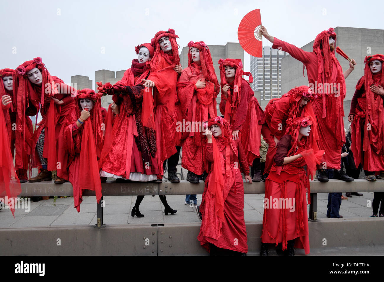 Aussterben Rebellion Umweltaktivisten besetzen Waterloo Bridge, London. Performance Group Invisible Circus in der Protest beteiligen. Stockfoto